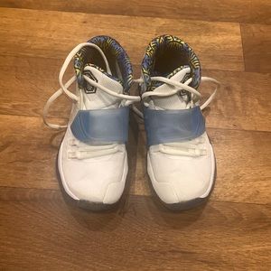Nike Kyrie Irving Sneakers For Little Boys (size 1 in little boys)